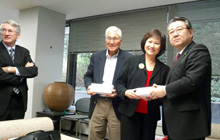 左からハワイ大学School of Pacific and Asian Studies学部長のEdward J.Shultz氏、元ハワイ大教授のHarold Masumoto氏、ハワイ大学のSpecia Assistant to the President(学長専門員)のSylvia Yuen.Ph.D.と福原学長