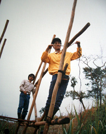 難民キャンプで井戸掘りの足場を組む（ザンビア1987年）