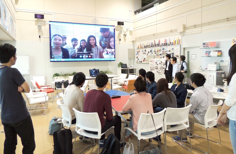 海外の学生とSkypeで交流