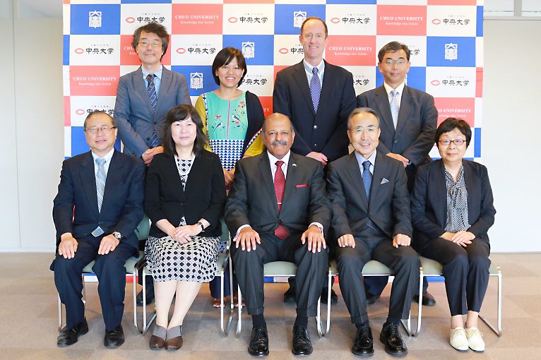 チノイ駐日インド大使一行と総長・学長 洒井正三郎ら本学関係者